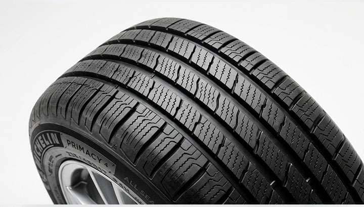 All-season touring tire tread pattern with circumferential grooves and fine siping