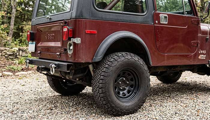 CJ-7 rear wheel well showing the gap between the top of a 31-inch tire and the fender opening
