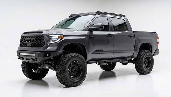 Lifted pickup truck fitted with hybrid rugged-terrain tires