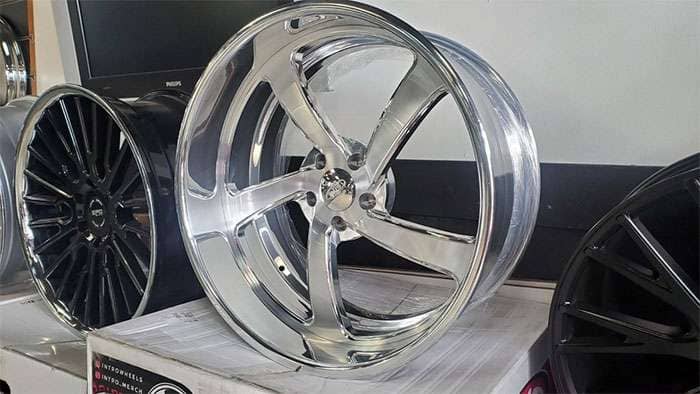 Shiny 22 inch Intro Twisted Rally wheel with brushed and polished five-spoke design displayed on a box