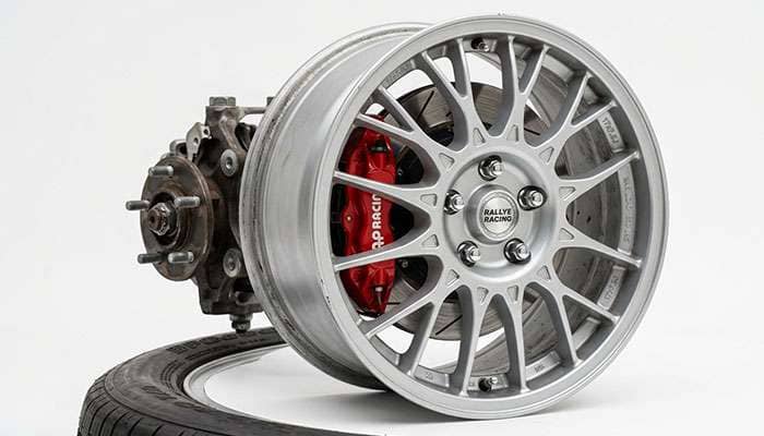 Classic 17 inch rallye style wheel mounted on a hub with disc brake caliper visible behind the spokes