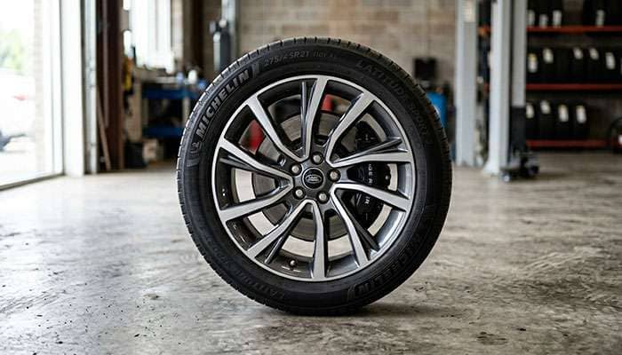 21-inch Range Rover Autobiography OEM wheel rim with Michelin tire, suitable for 2023-2025 Land Rover models, shown on concrete