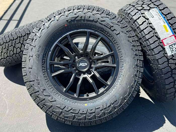 Light truck tire 265/70R17 with aggressive tread pattern