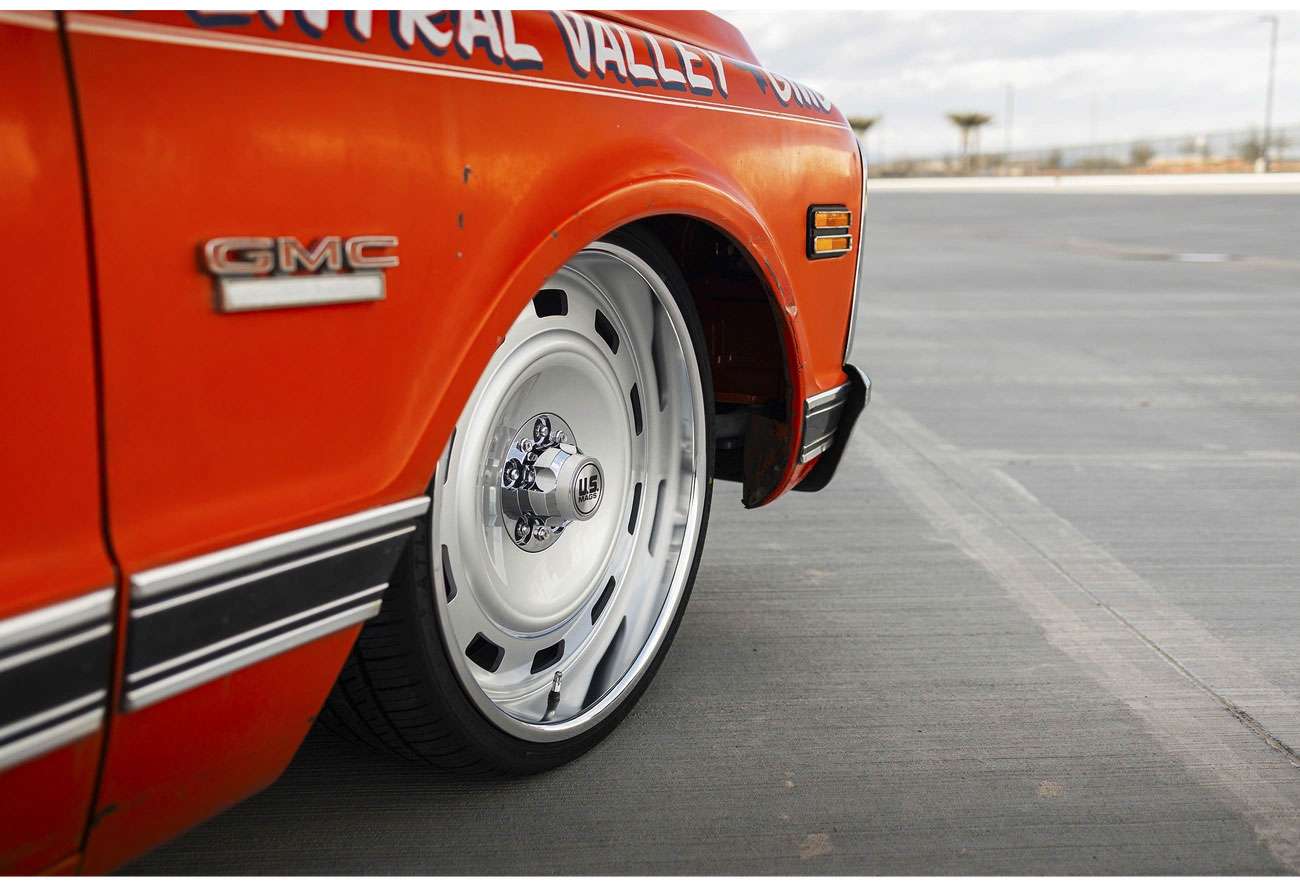 US Mags UC143 Scottsdale muscle car wheel with silver center and diamond-cut lip