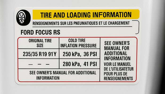 Tire pressure sticker for Ford Focus RS showing recommended pressures for different loads and tire size 235/35 R19 91Y.